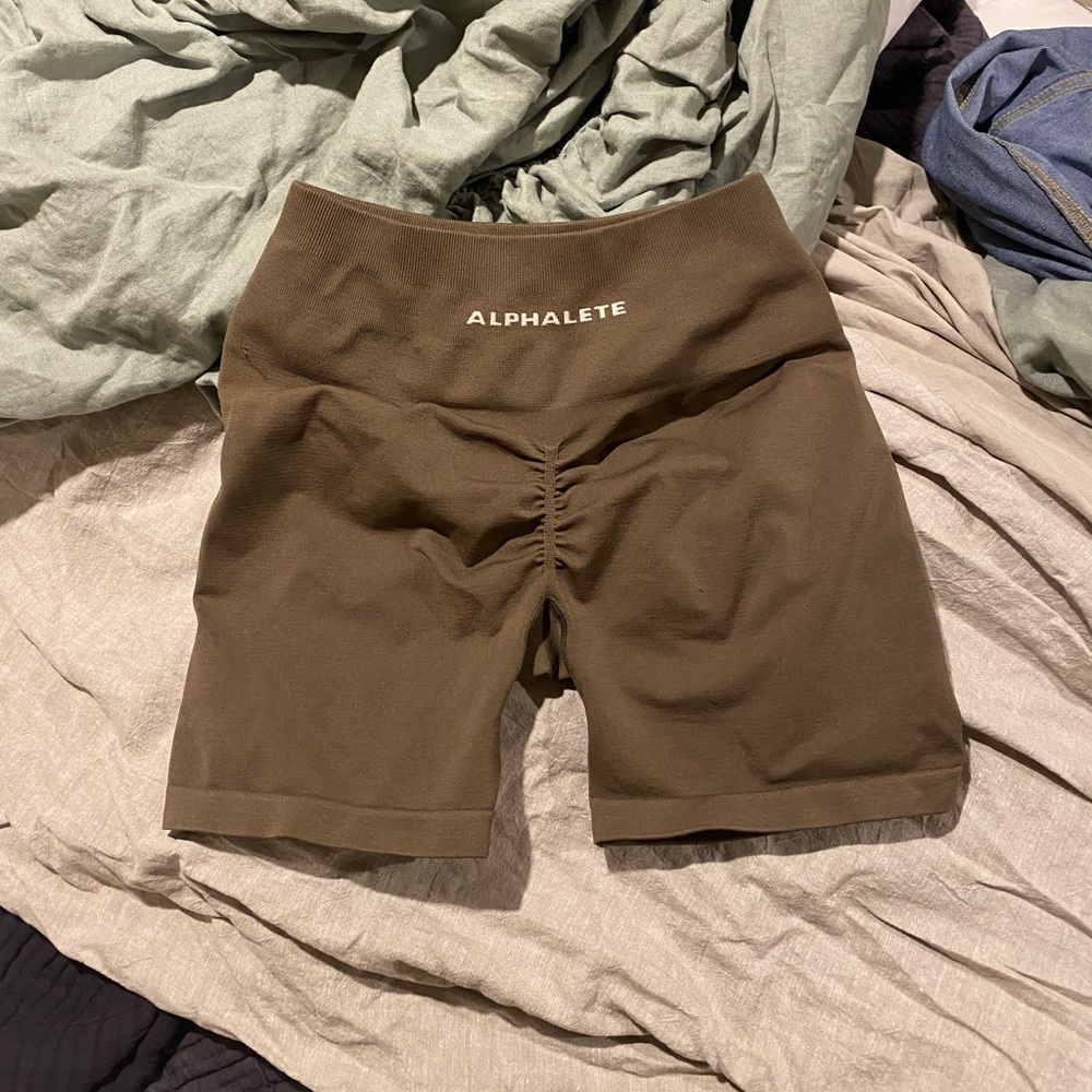 Alphalete Amplify Shorts 4.5 size medium color Mocha brown